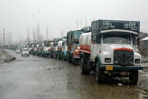 Despite rains, Srinagar-Jammu national highway through